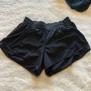 Black Lululemon hotty hot shorts 4’